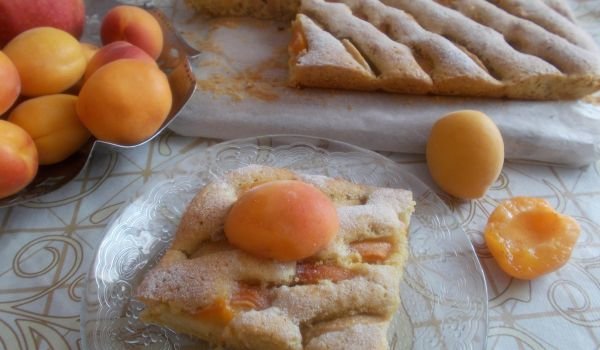 Маслен сладкиш с ябълки и кайсии