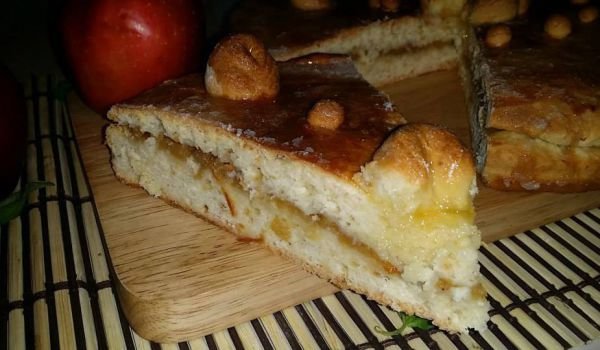 Маслен сладкиш с ябълки