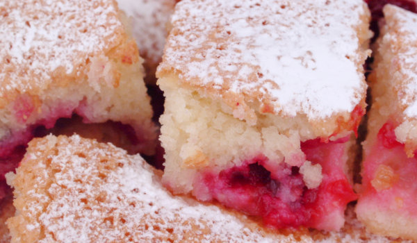 Маслен сладкиш с вишни