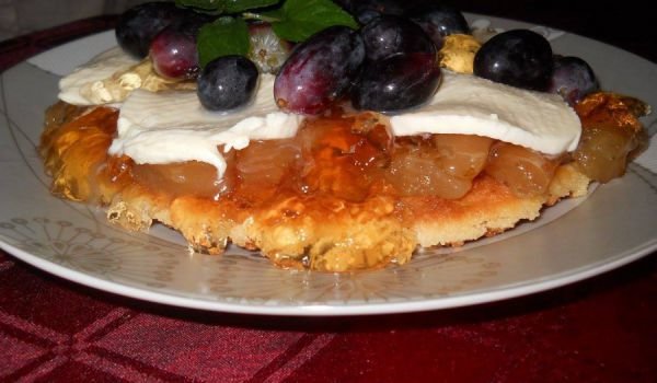 Маслена бисквита с моцарела, грозде и желе от круши