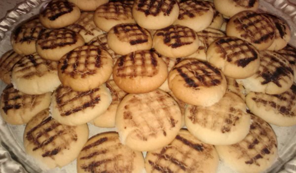 Маслени бисквитки с какаова декорация
