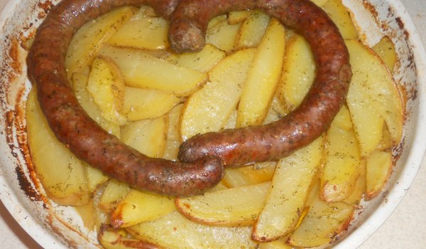 картофи с наденица на фурна