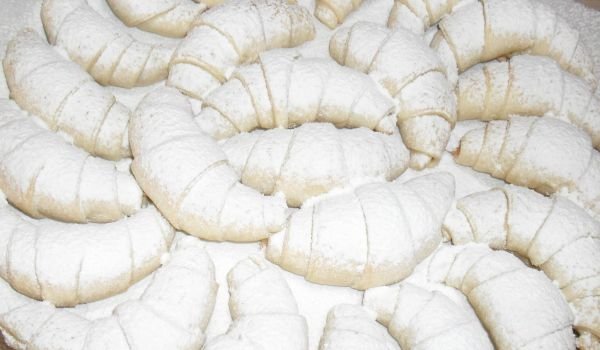 Маслени кифлички с локум