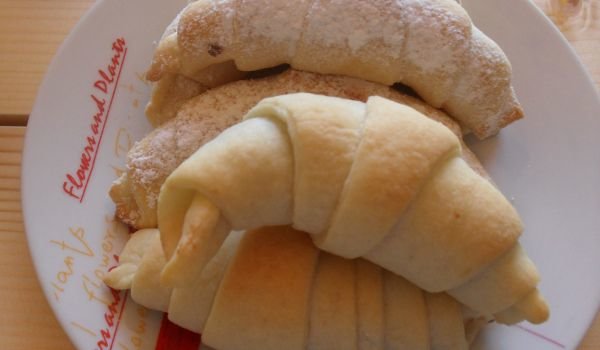 Маслени кифлички с пълнеж от ябълки и орехи