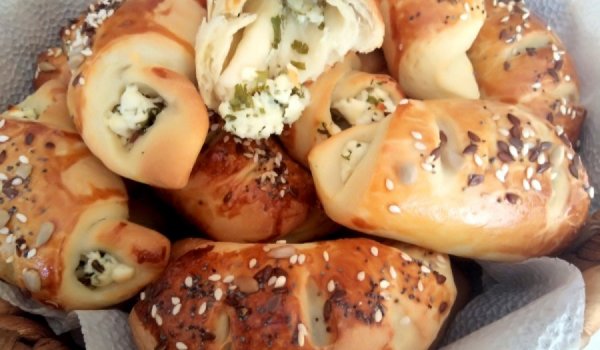 Маслени кифлички със сирене, магданоз и босилек