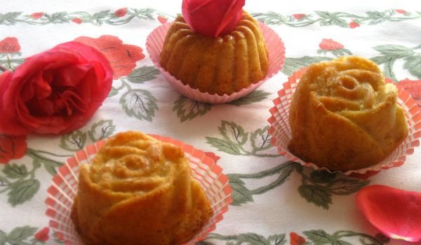 Маслени мъфини със сладко от рози