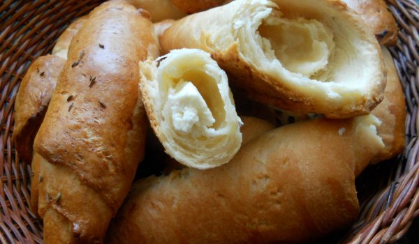Маслени рогчета със сирене и ким