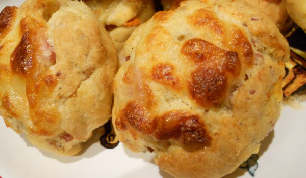 Маслени солени кифлички с шунка и моцарела