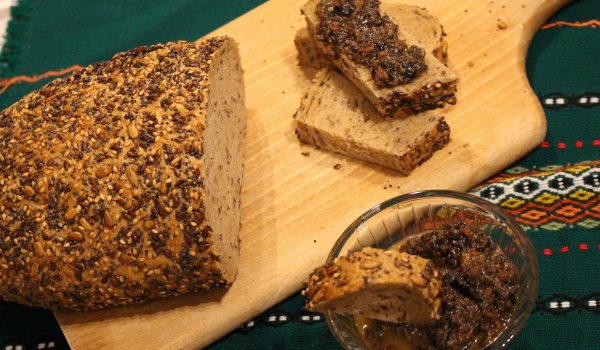 Маслинова разядка със сушени домати