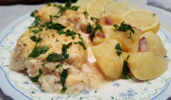 Медальони от хек с лимонено-сметанов сос
