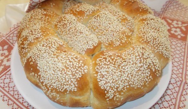 Медена пита със сирене и сусам