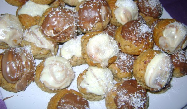 Медени сладки с фъстъци и шоколадова глазура