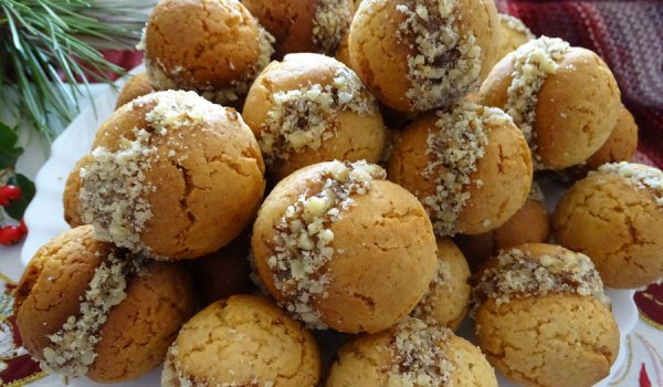 Меденки с пълнеж и орехи
