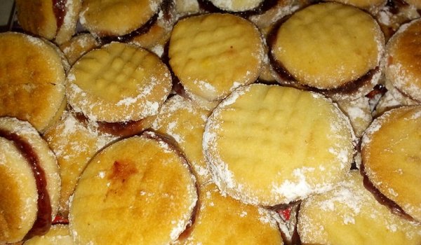 Меки коледни масленки със сладко от боровинки