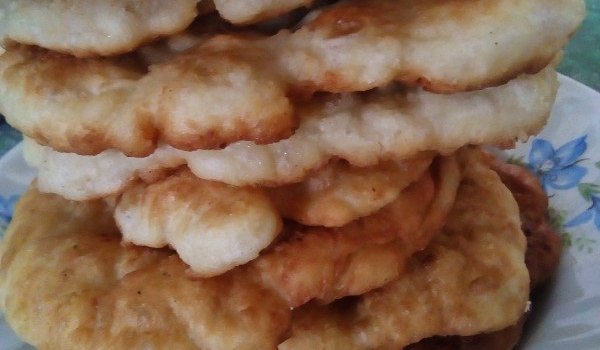 Мекици с яйце, кисело мляко и сирене