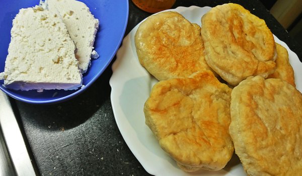 Мекици със саламура от сирене