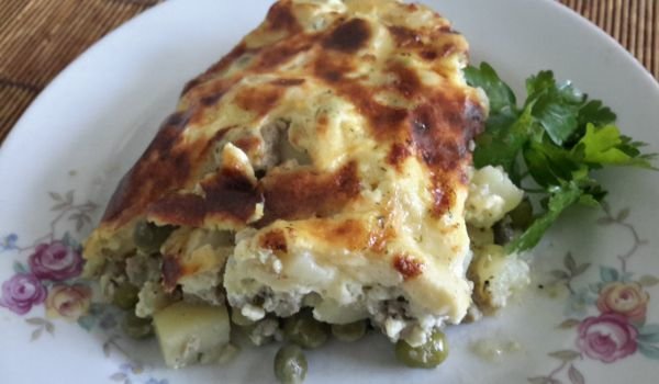 Месна мусака с картофи и грах