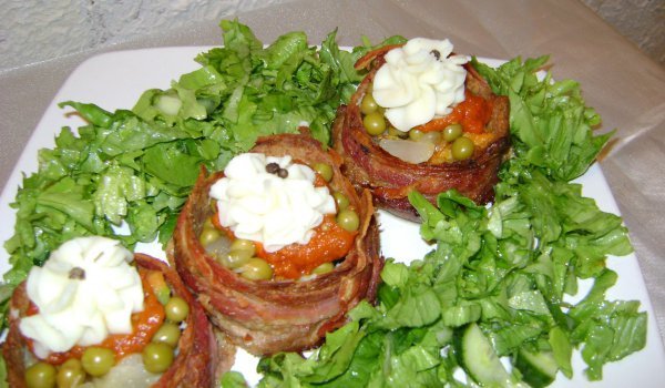 Месни кошнички с бекон