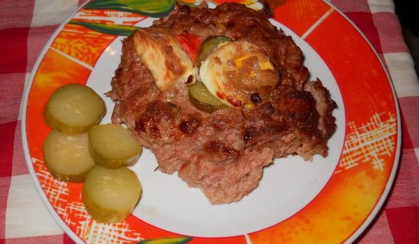 Месно гнездо с яйца, кисели краставички и крема сирене