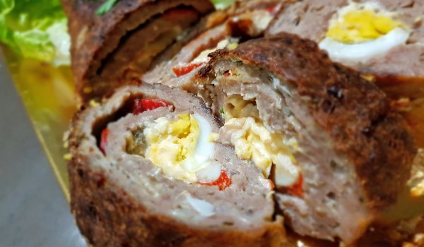 Месно руло с яйца, топено сирене и чушки
