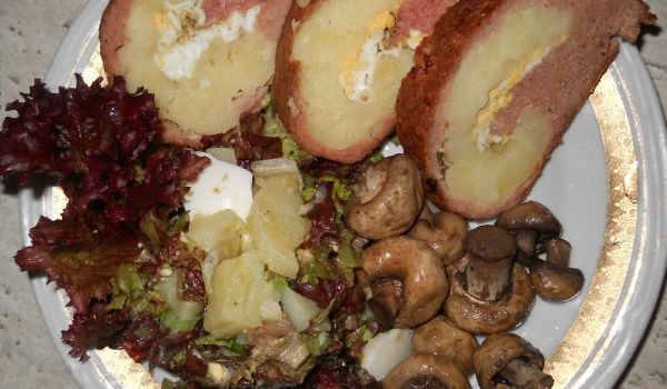 Месно руло с плънка от яйца и варени картофи