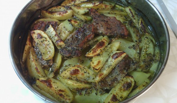 Месо с картофи, подправки и светла бира