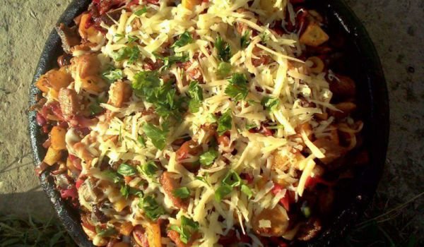 Месо със зеленчуци на сач