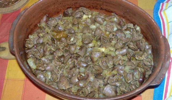 Мезе от пилешки сърца в гювеч