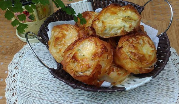 Мини банички със сирене и магданоз за закуска