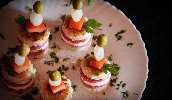 Мини брускетки с моцарела и салами