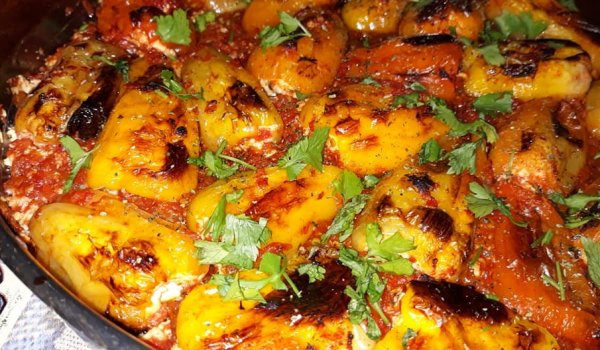 Мини чушки със сирене в доматен сос