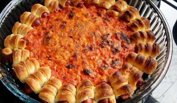 Мини хотдог с дип от сирене и доматен сос