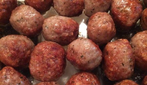 Мини кюфтенца с шарена салата и картофено пюре