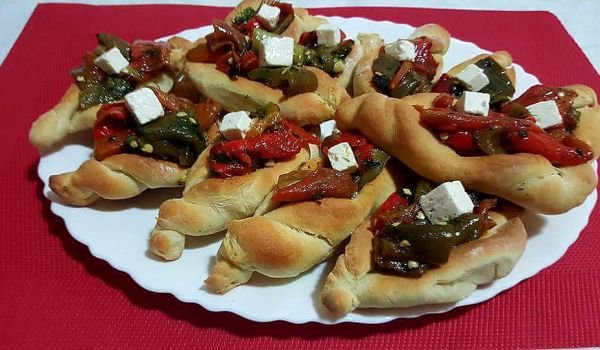 Мини пиде с пълнеж от чушки