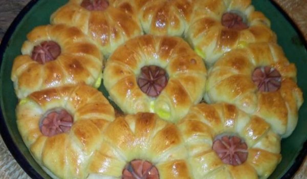 Мини питки със салам, яйца и сирене