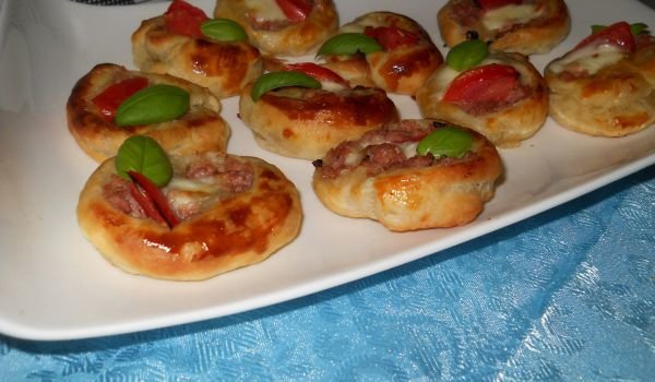 Мини пици с моцарела