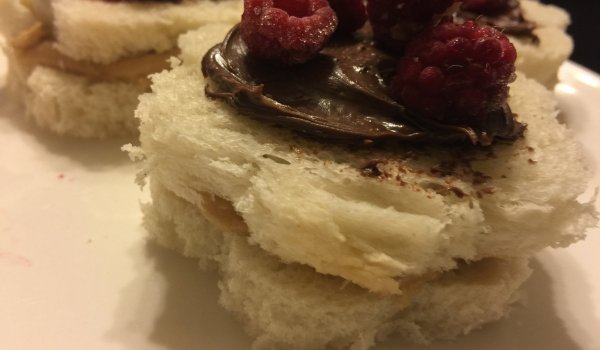 Мини сандвичи с Нутела и малини