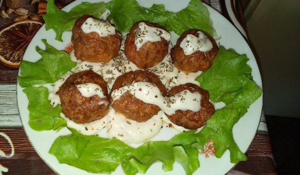 Миникюфтенца със сос Бешамел и топено сирене