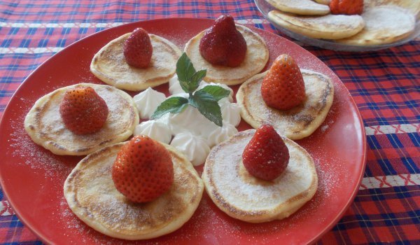 Минипалачинки с ягоди и сметана