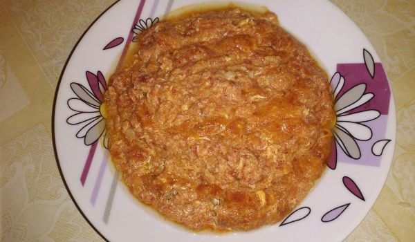 Миш маш с домати, лук и яйца