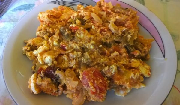 Миш-маш с лук и мариновани чушки