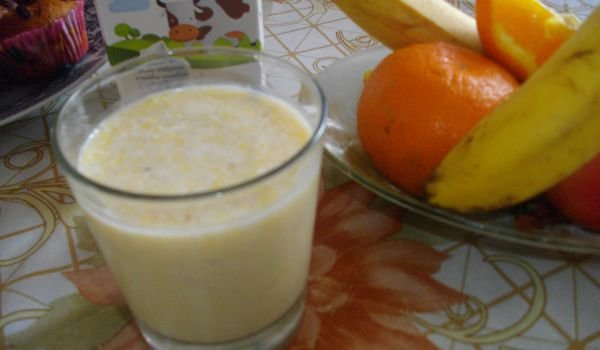 Млечен шейк с плодове и канела