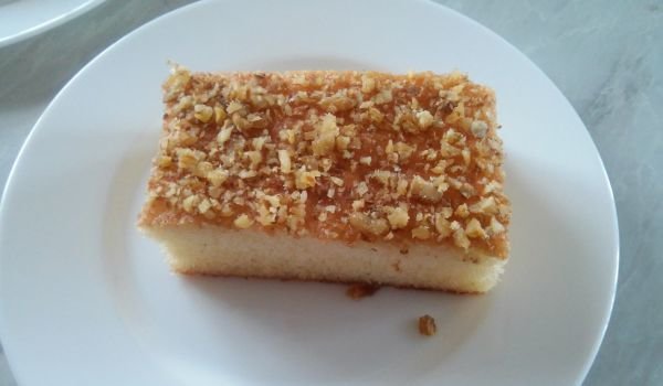 Млечен сладкиш с ябълки и орехи