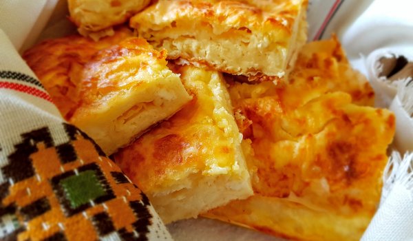 Млечна баница със сметана и сирене