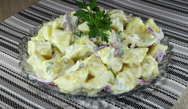 Млечна картофена салата