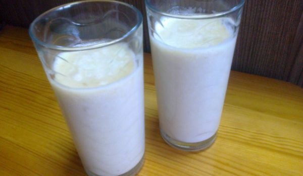 Млечна напитка с банани с праскови