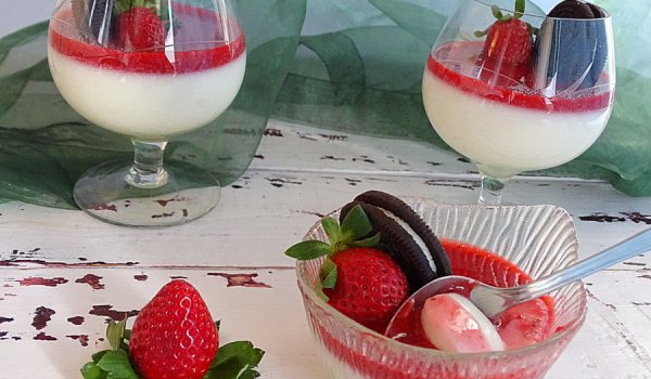 Млечна панакота с ягодово кули