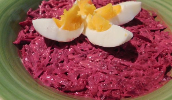 Млечна салата с червено цвекло и яйца