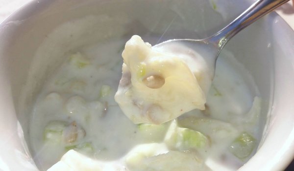 Млечна салата с карфиол и слънчогледови семки