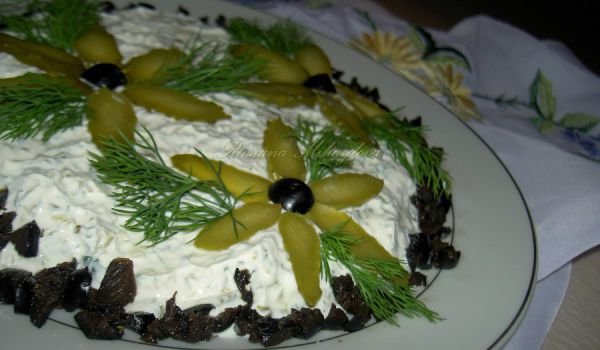 Млечна салата с кисели краставички и маслини